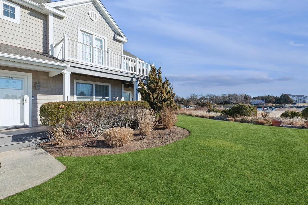 29 Gardners Ln in Hampton Bays, NY - Building Photo