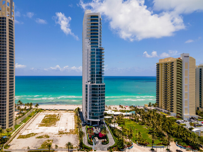 Château Beach in Sunny Isles Beach, FL - Building Photo - Building Photo