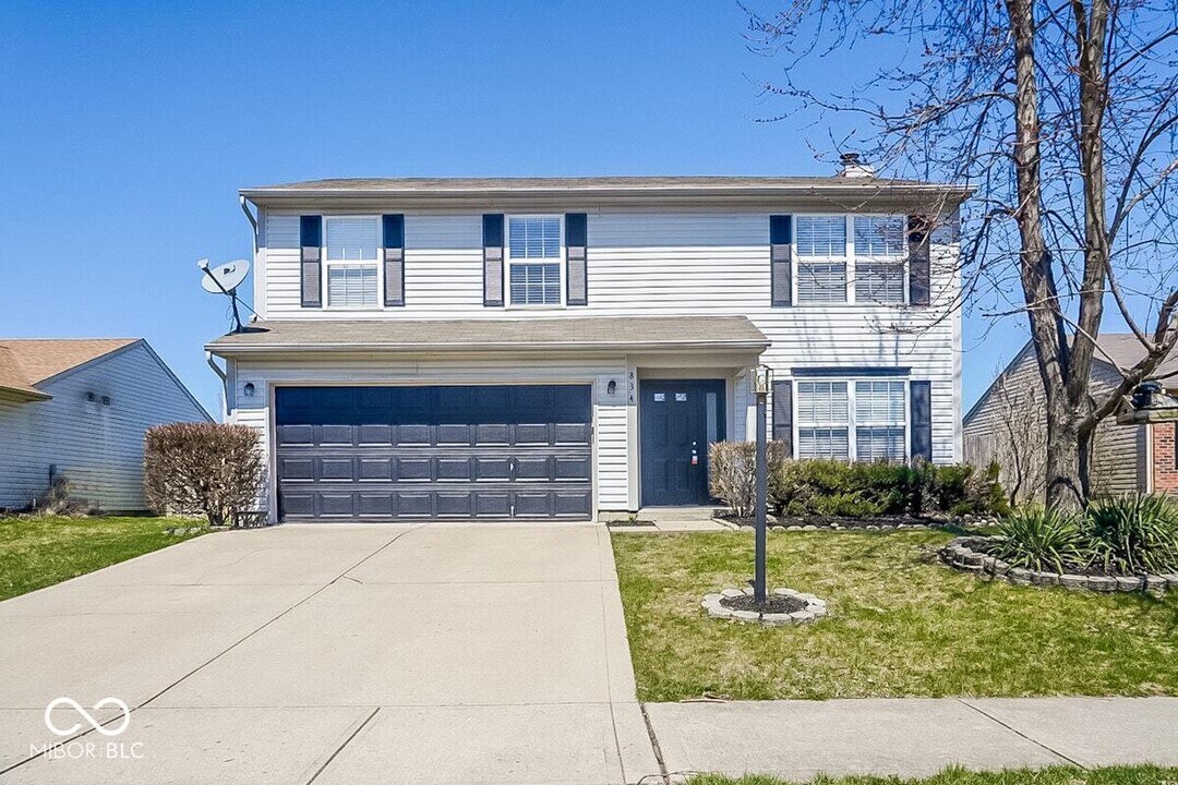 834 Sandhill Crane Run in Greenwood, IN - Building Photo