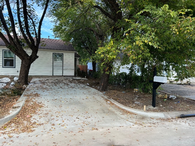 property at 5605 Hiett Ct