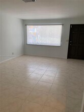 1117 NE 2nd Ct-Unit -1 in Hallandale Beach, FL - Building Photo - Building Photo