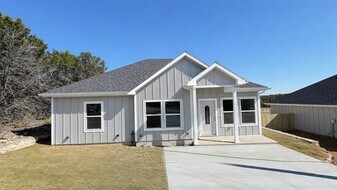 2615 Creekview Dr in Granbury, TX - Building Photo