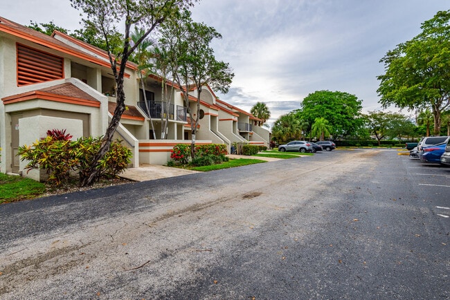 5590 Courtyard Dr in Margate, FL - Building Photo - Building Photo