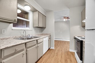 16432 E 13th Pl in Aurora, CO - Foto de edificio - Building Photo