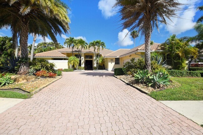 8320 Desmond Dr in Boynton Beach, FL - Foto de edificio - Building Photo
