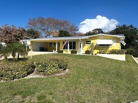 3393 NE Sandra Dr in Jensen Beach, FL - Building Photo