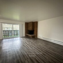 4417 76th Ave W-Unit -3 in University Place, WA - Foto de edificio - Building Photo