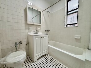 76 Vermilyea Ave in New York, NY - Foto de edificio - Building Photo