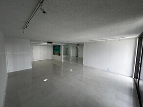 10101 E Bay Harbor Dr in Bay Harbor Islands, FL - Building Photo - Building Photo