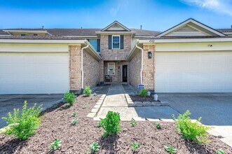 4502 Park Trail Ln in Pasadena, TX - Foto de edificio - Building Photo