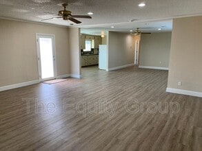 1039 Chinowth St in Visalia, CA - Building Photo - Building Photo