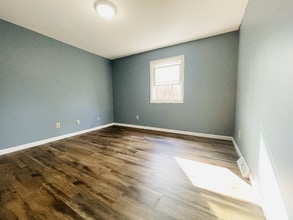 14 Southbury Rd in Clifton Park, NY - Foto de edificio - Building Photo