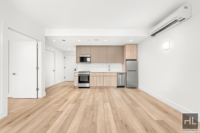 BRUCKNER BOULEVARD in Bronx, NY - Building Photo - Building Photo