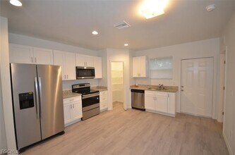 2197 Davis Ct in Ft. Myers, FL - Building Photo - Building Photo