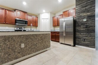 10121 Crested Fringe Dr in Riverview, FL - Building Photo - Building Photo