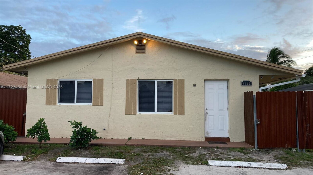 5922 Pierce St in Hollywood, FL - Building Photo