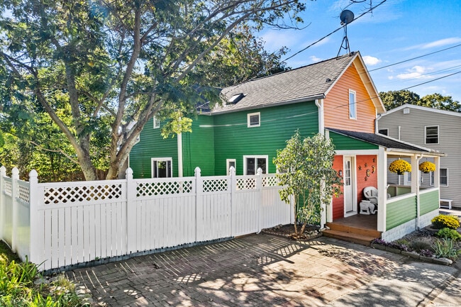 14 High St in East Lyme, CT - Building Photo - Building Photo