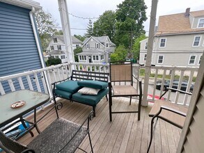 57 Greenleaf Ave, Unit 2 in Medford, MA - Foto de edificio - Building Photo