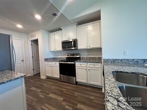 1228 Phifer Rd in Kings Mountain, NC - Foto de edificio - Building Photo