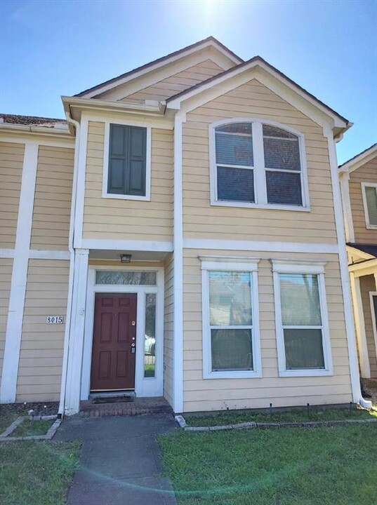 8015 Ellinger Ln in Houston, TX - Building Photo