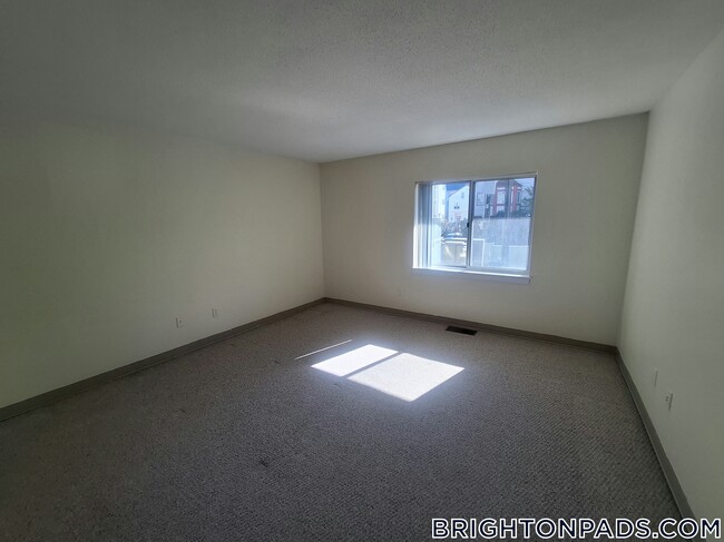 148 N Beacon St, Unit B1 in Boston, MA - Building Photo - Building Photo