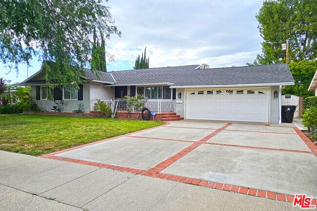 22337 Cantara St in Los Angeles, CA - Building Photo - Building Photo
