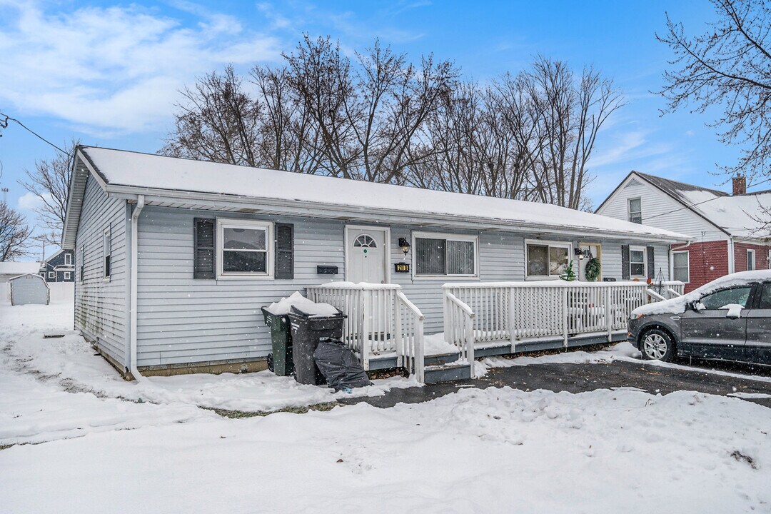 210 W Locust St in Three Oaks, MI - Foto de edificio