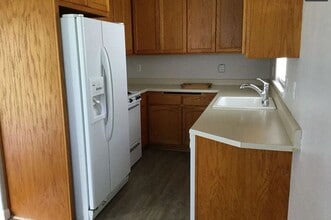 146 W MacArthur St in Sonoma, CA - Foto de edificio - Building Photo