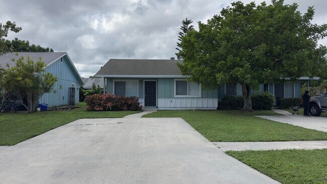 9221 W Highland Pines Dr in Palm Beach Gardens, FL - Building Photo - Building Photo
