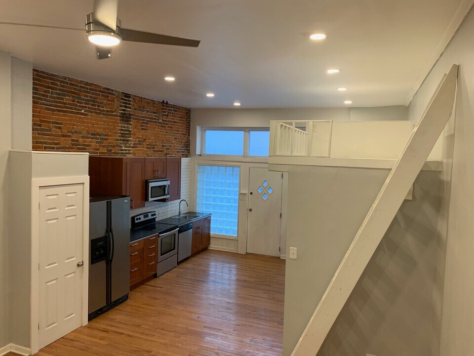 251 S 12th St in Philadelphia, PA - Building Photo