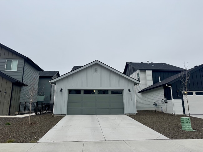 8884 W Hill Rd Pkwy in Garden City, ID - Building Photo - Building Photo