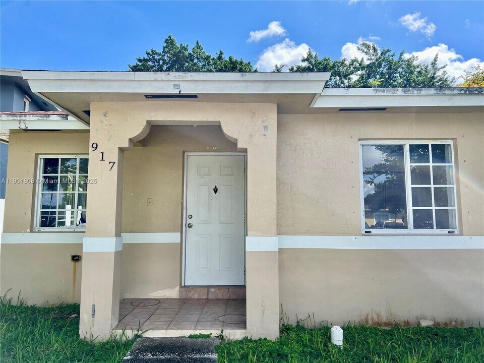 917 SW 8th Pl in Homestead, FL - Building Photo