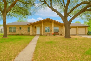 1010 Country Oaks Dr in Luling, TX - Building Photo
