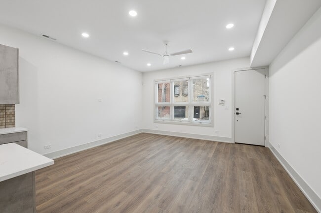 2719 W St Georges Ct in Chicago, IL - Building Photo - Building Photo