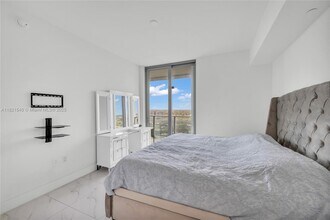 2000 Metropica Way, Unit 1507 in Sunrise, FL - Foto de edificio - Building Photo