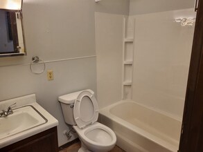 17 2nd Ave in Melbourne, IA - Building Photo - Building Photo