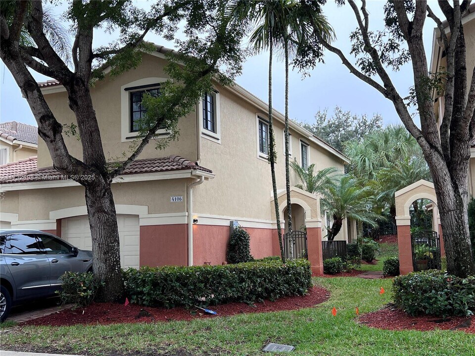 4106 Forest Dr in Weston, FL - Foto de edificio