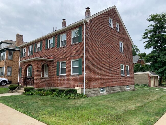 property at 702 Kahkwa Blvd