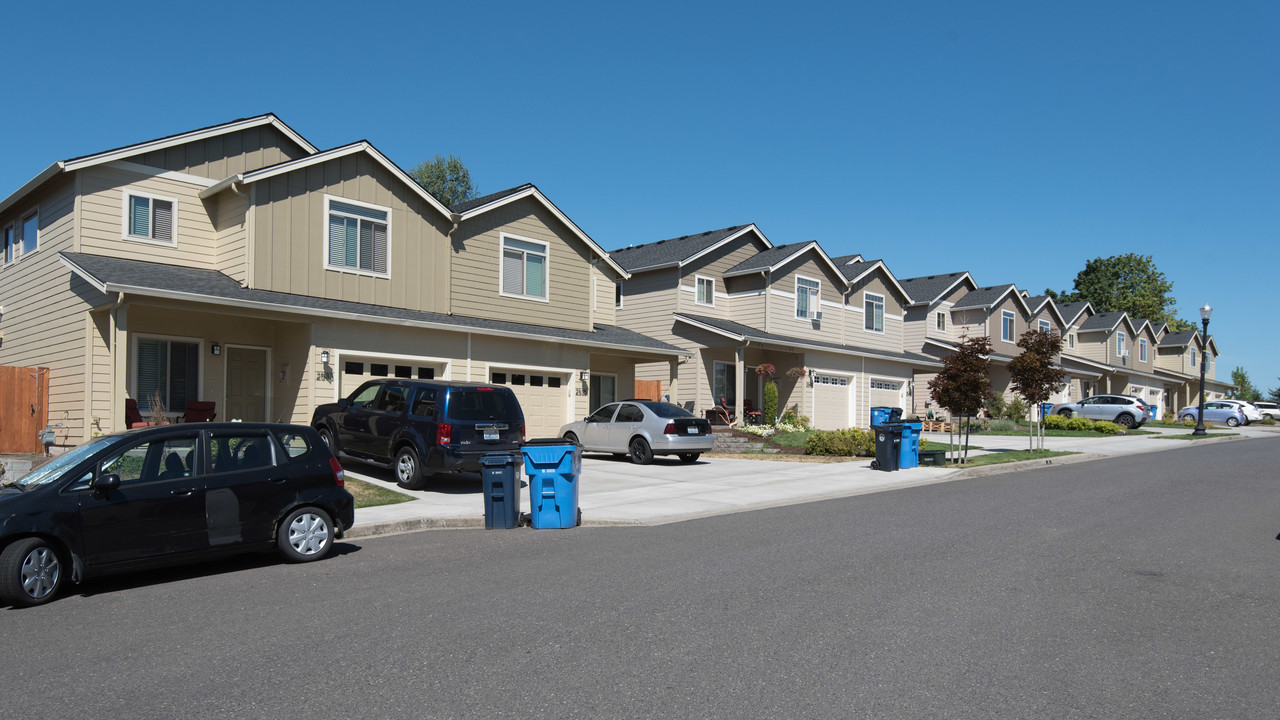 Logan Place Village Townhomes in Camas, WA - Building Photo