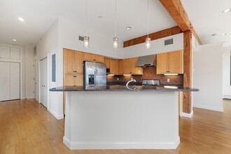 74 Kent St, Unit CB in Brookline, MA - Foto de edificio - Building Photo