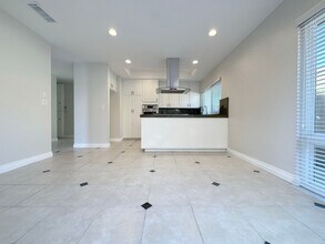 10818 La Fonda Cir in Fountain Valley, CA - Building Photo - Building Photo