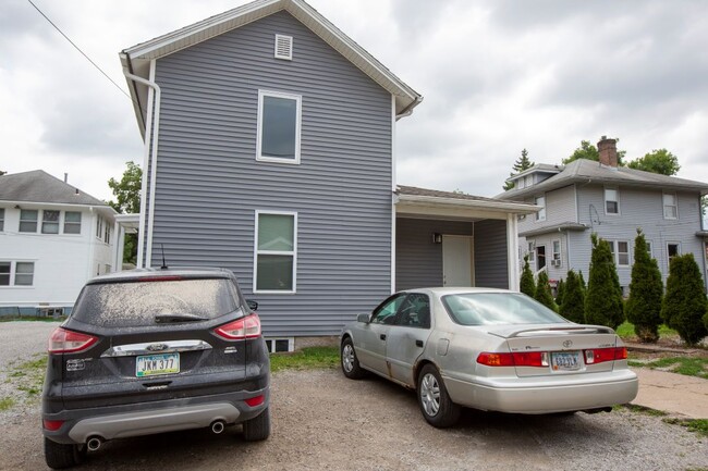 208 E Davenport St in Iowa City, IA - Building Photo - Building Photo