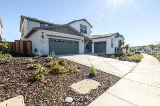 443 Royal Nat'l Rd in Vacaville, CA - Building Photo - Building Photo