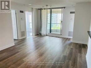 7 Lorraine Dr in Toronto, ON - Building Photo - Building Photo