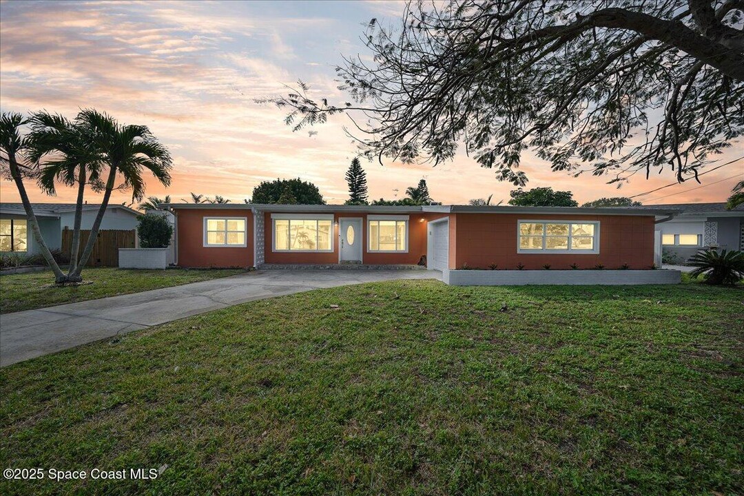 457 S Waterway Dr in Satellite Beach, FL - Building Photo