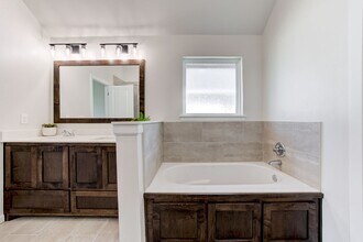 5005 Vine Clf Rd in Mustang, OK - Building Photo - Building Photo