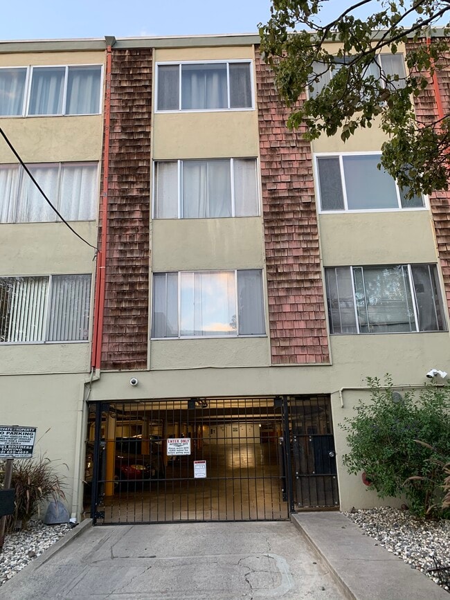 455 Crescent St, Unit 201 in Oakland, CA - Building Photo - Building Photo