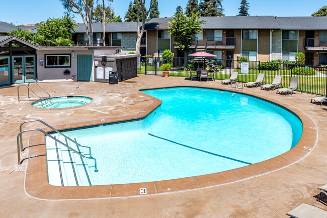 110 Peppertree Apartments in Cypress, CA - Foto de edificio - Building Photo