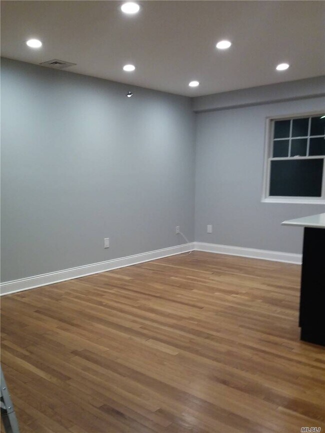 93 Hempstead Ave-Unit -203 in Lynbrook, NY - Building Photo - Building Photo