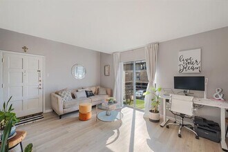 4211 Holland Ave in Dallas, TX - Building Photo - Building Photo